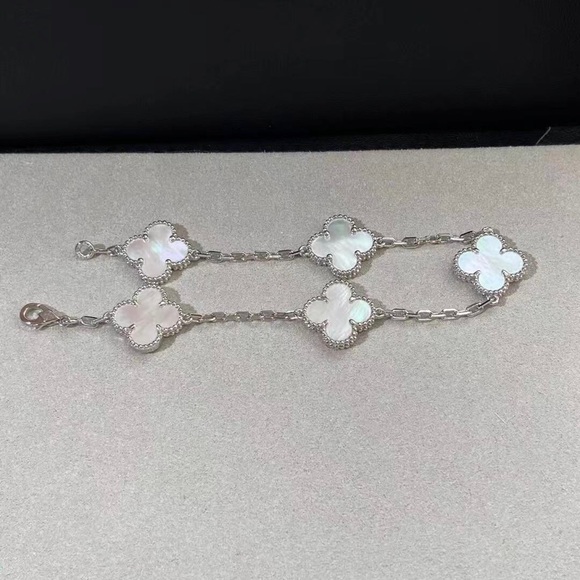 5 White Carnelian Motif Flower Rose Gold Clover Bracelet - Picture 2 of 2